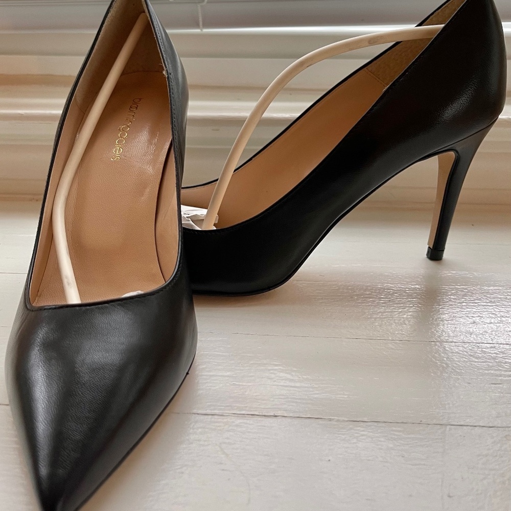 Bloomingdale’s Black Leather Pumps-Size-10.5/41